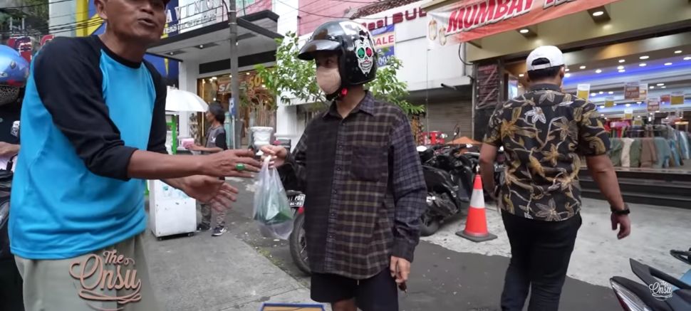 Potret Betrand Peto Borong Takjil (YouTube/The Onsu Family)