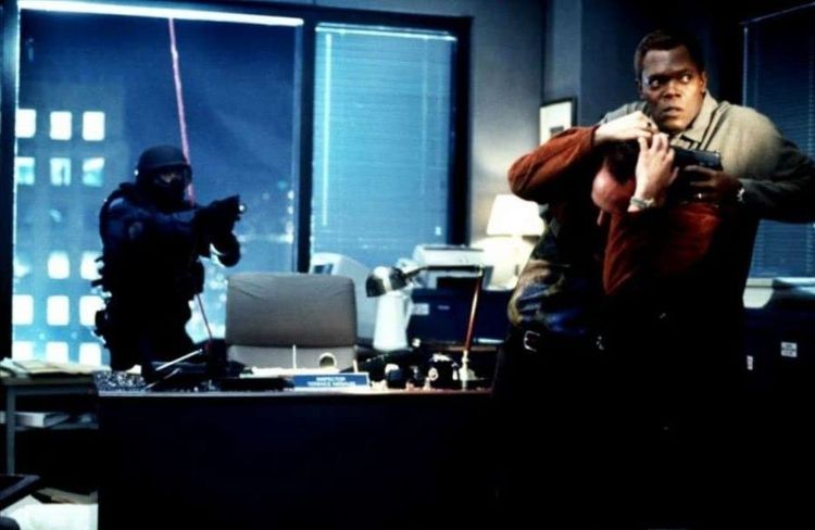 Sinopsis The Negotiator. (IMDb)