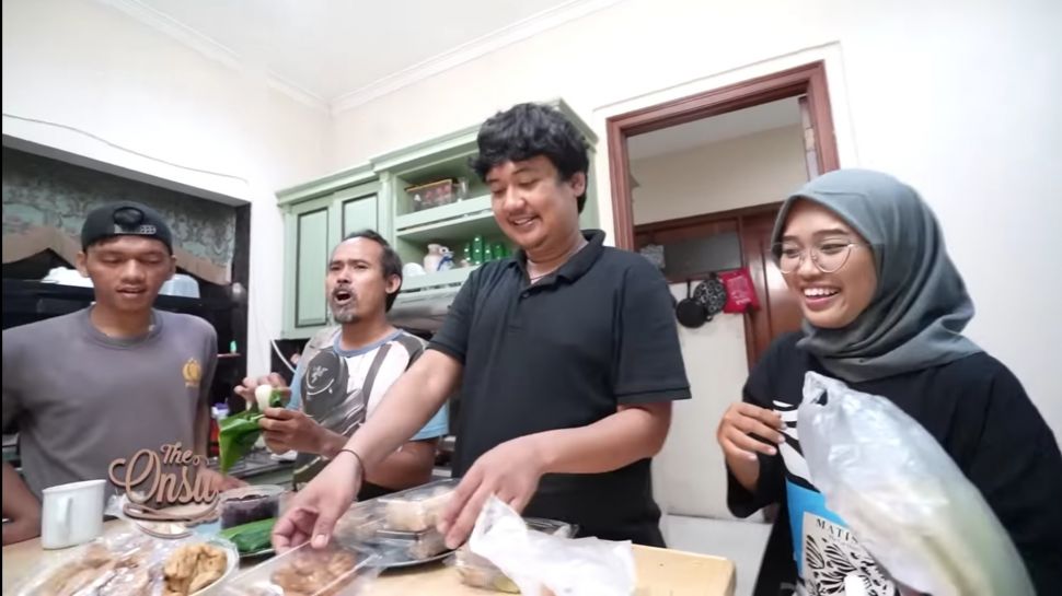 Potret Betrand Peto Borong Takjil (YouTube/The Onsu Family)