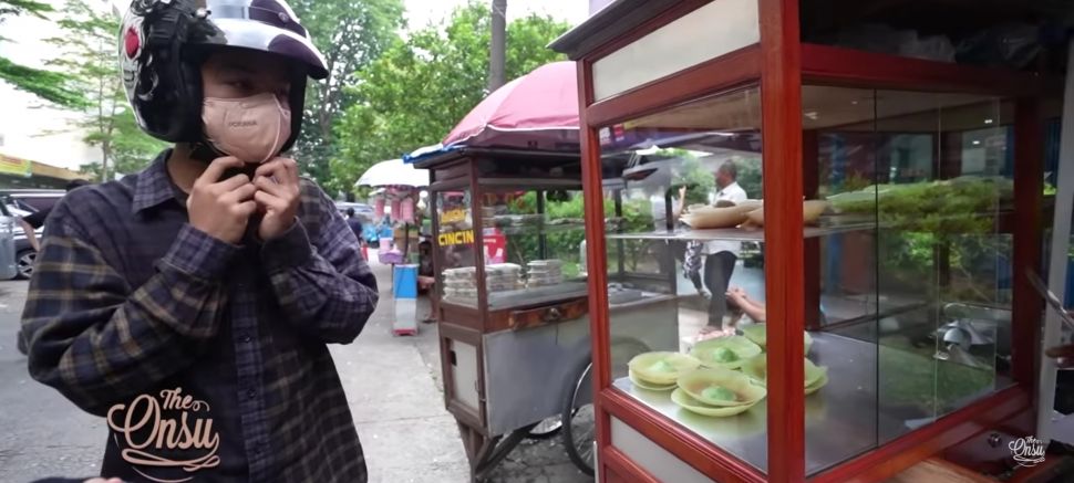 Potret Betrand Peto Borong Takjil (YouTube/The Onsu Family)