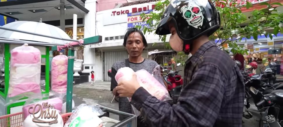 Potret Betrand Peto Borong Takjil (YouTube/The Onsu Family)