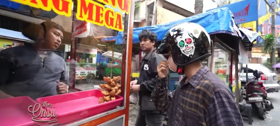 Potret Betrand Peto Borong Takjil (YouTube/The Onsu Family)