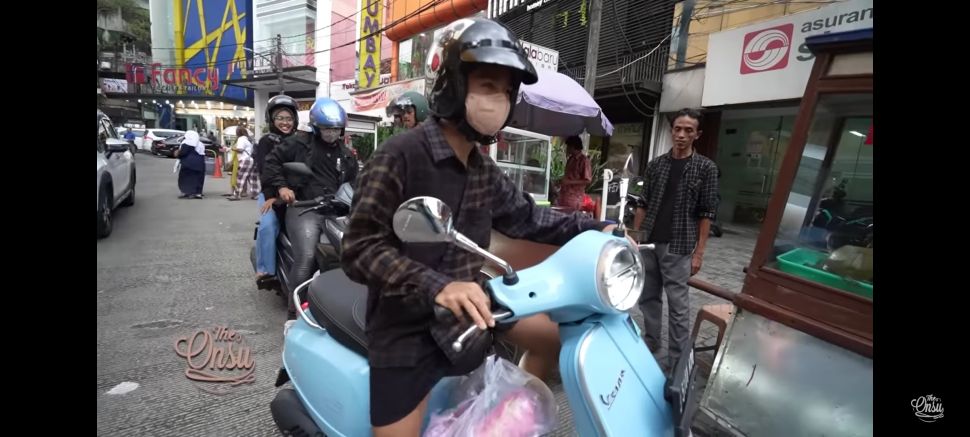 Potret Betrand Peto Borong Takjil (YouTube/The Onsu Family)