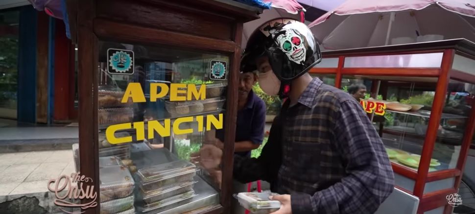 Potret Betrand Peto Borong Takjil (YouTube/The Onsu Family)