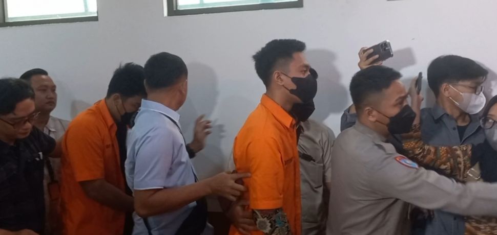 Mario Dandy dan Shane Lukas tiba di Pengadilan Negeri Jakarta Selatan, Selasa (4/4/2023).  (Suara, com/Rakha)