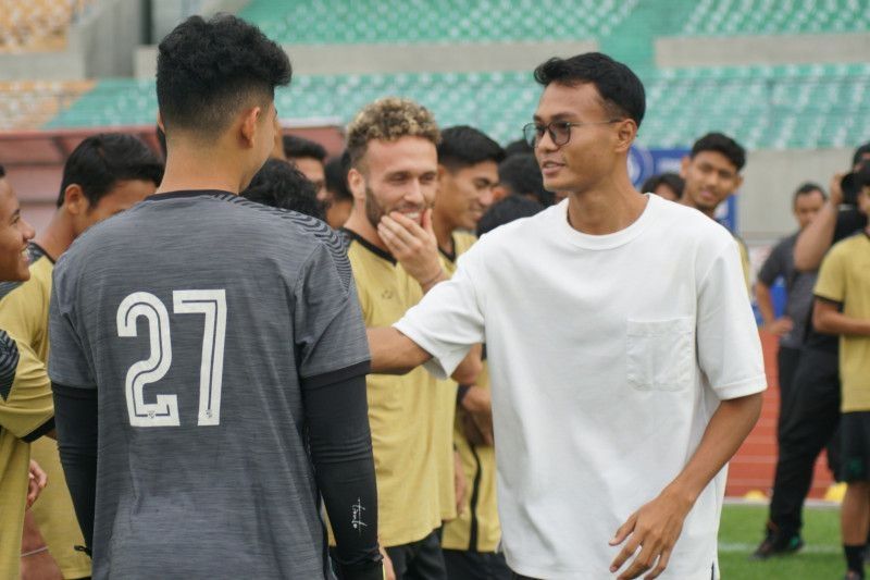 Koko Ari Araya berpamitan ke rekan-rekannya saat Persebaya menggelar latihan di Gelora Joko Samudro Gresik, Selasa(4/4/2023). (ANTARA/Naufal Ammar Imaduddin)
