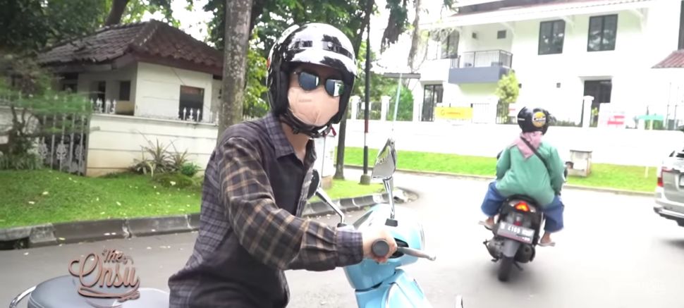 Potret Betrand Peto Borong Takjil (YouTube/The Onsu Family)