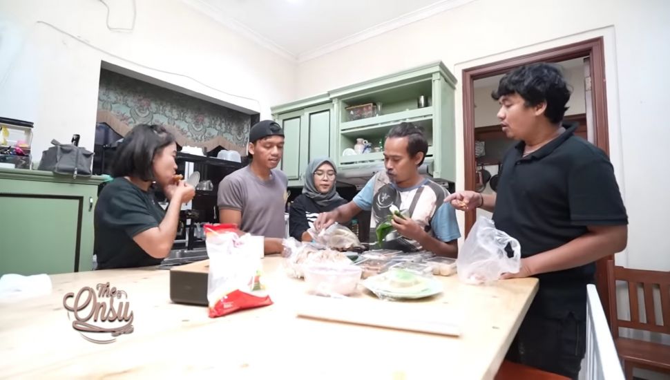 Potret Betrand Peto Borong Takjil (YouTube/The Onsu Family)