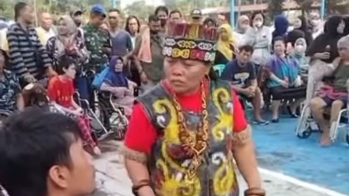 Pengobatan tradisional Ida Dayak yang sedang viral di media sosial (Instagram/@idadayak.official)