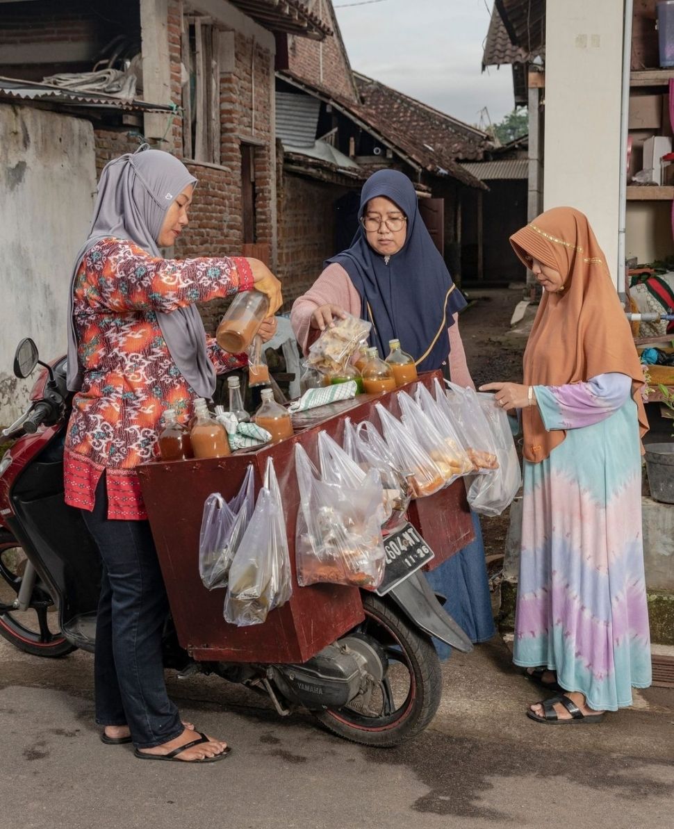 Mbok Jamu Masuk Vogue Magazine (Instagram @voguemagazine/ Fotografer Nyimas Laula) 