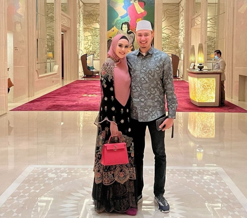 Inspirasi Fashion Kartika Putri Kenakan Gamis Sambil Tenteng Tas Mewah (Instagram)