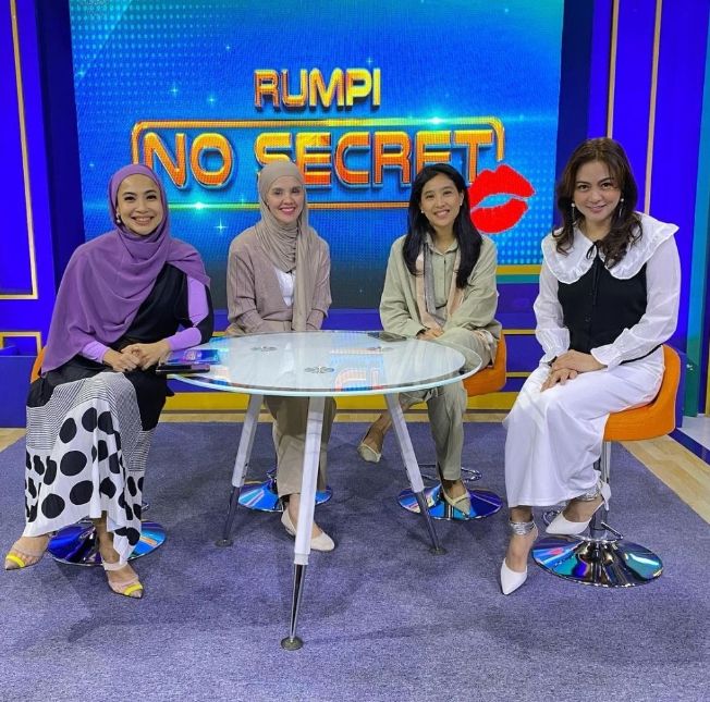 Potret Feni Rose Berhijab saat Jadi Host Rumpi. (Instagram/fenirose)