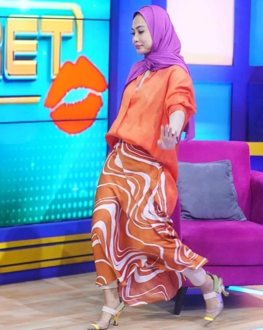 Potret Feni Rose Berhijab saat Jadi Host Rumpi. (Instagram/fenirose)