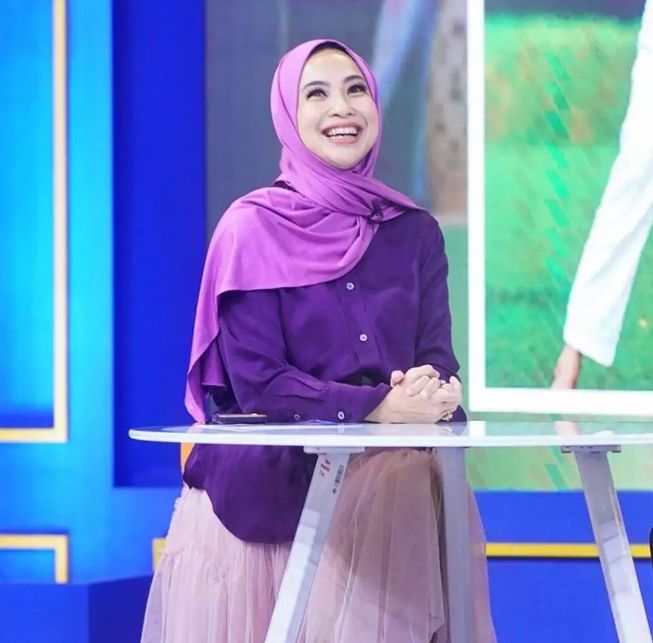 Potret Feni Rose Berhijab saat Jadi Host Rumpi. (Instagram/fenirose)