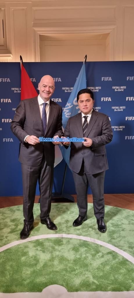 Ketua Umum PSSI Erick Thohir bertemu dengan Presiden FIFA Gianni Infantino di Paris, Prancis, Kamis (6/4/2023). [Foto: Istimewa]