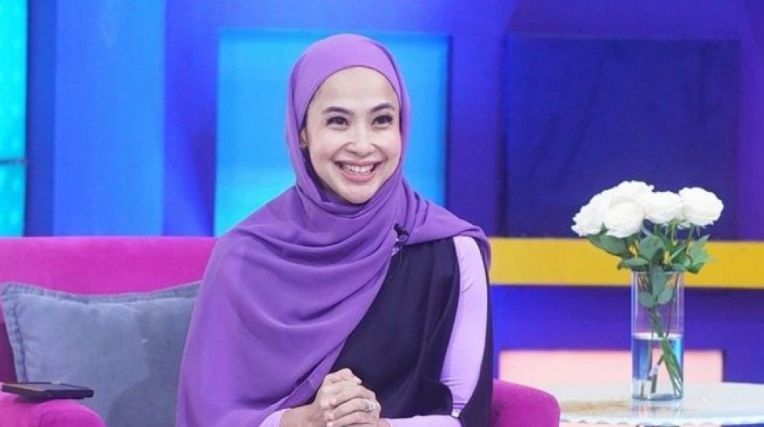 Potret Feni Rose Berhijab saat Jadi Host Rumpi. (Instagram/fenirose)