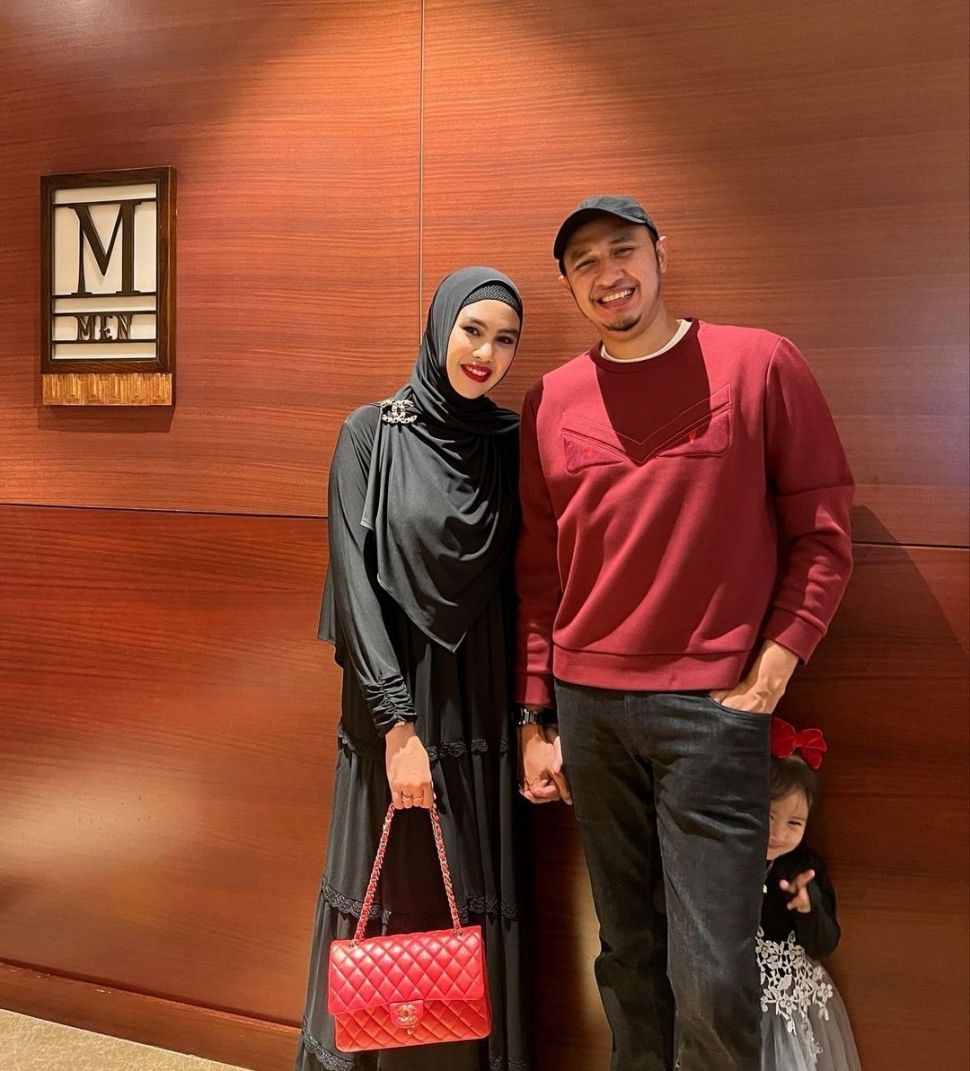 Inspirasi Fashion Kartika Putri Kenakan Gamis Sambil Tenteng Tas Mewah (Instagram)