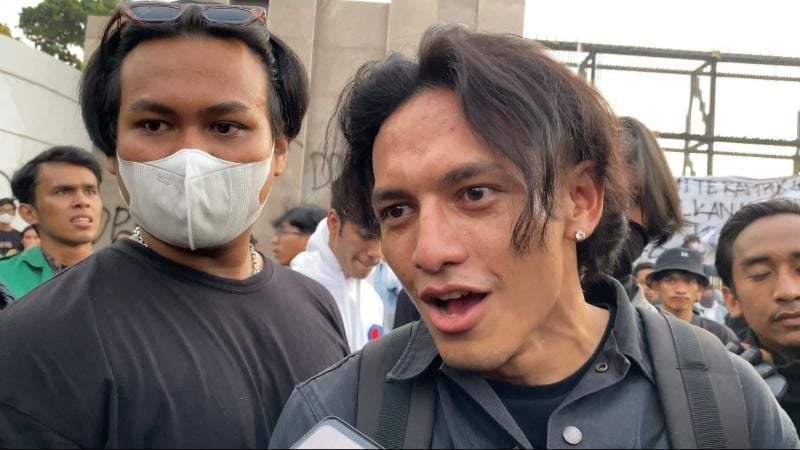 Aktor Jefri Nichol saat ikut demo mahasiswa tolak UU Cipta Kerja di depan DPR RI. (Suara.com/Faqih)