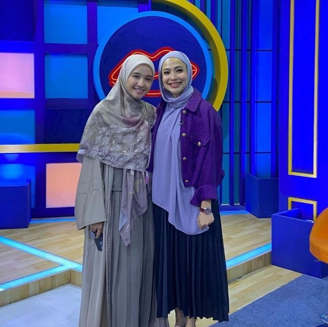 Potret Feni Rose Berhijab saat Jadi Host Rumpi. (Instagram/fenirose)