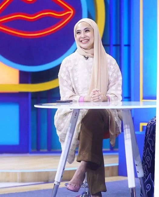 Potret Feni Rose Berhijab saat Jadi Host Rumpi. (Instagram/fenirose)