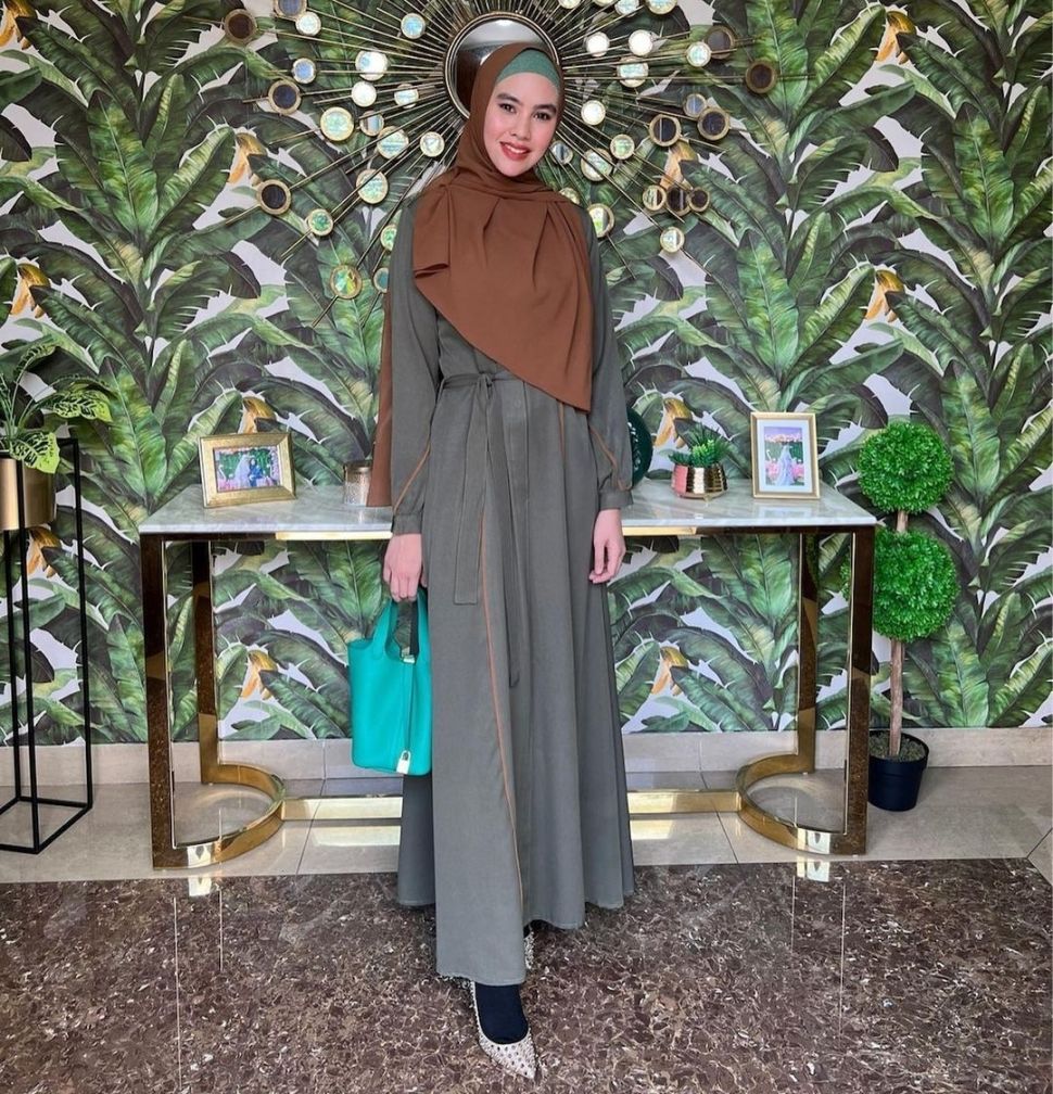 Inspirasi Fashion Kartika Putri Kenakan Gamis Sambil Tenteng Tas Mewah (Instagram)