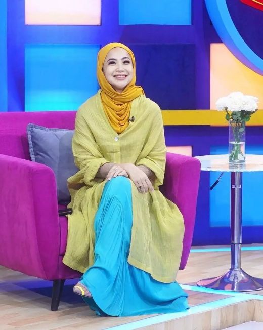 Potret Feni Rose Berhijab saat Jadi Host Rumpi. (Instagram/fenirose)