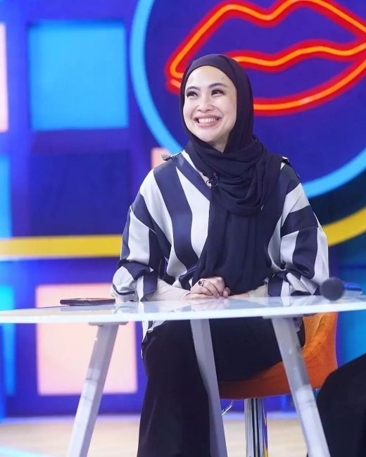 Potret Feni Rose Berhijab saat Jadi Host Rumpi. (Instagram/fenirose)