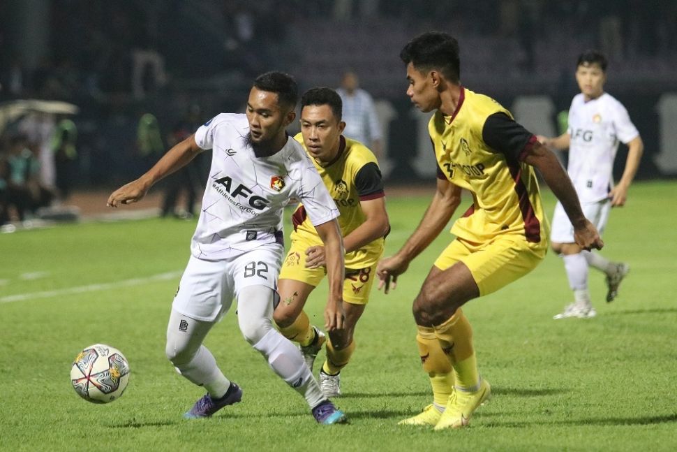 Pesepak bola Persik Kediri Beni Oktavianto (kiri) berebut bola dengan pesepak bola Persikabo 1973 Syahrul Lasinari (kanan) pada pertandingan Liga 1 di Stadion Brawijaya, Kota Kediri, Jawa Timur, Jumat (7/4/2023). ANTARA FOTO/Prasetia Fauzani/nym. 