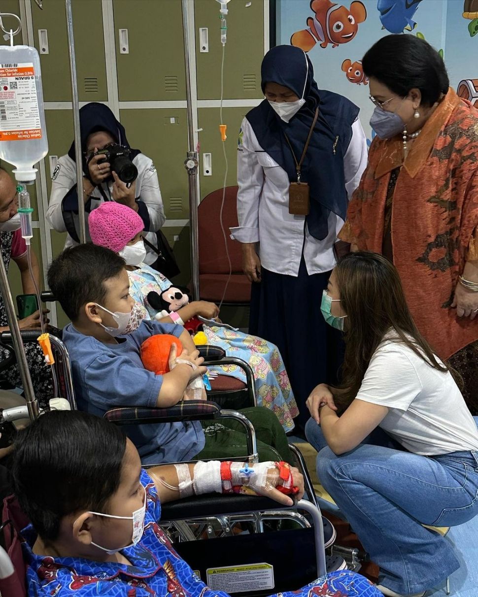 Nikita Willy mendatangi anak-anak penderita kanker di RS Dharmais, Jakarta. Hal ini dilakukan Nikita dalam rangka merayakan ulang tahun pertamba Baby Issa. [Instagram]