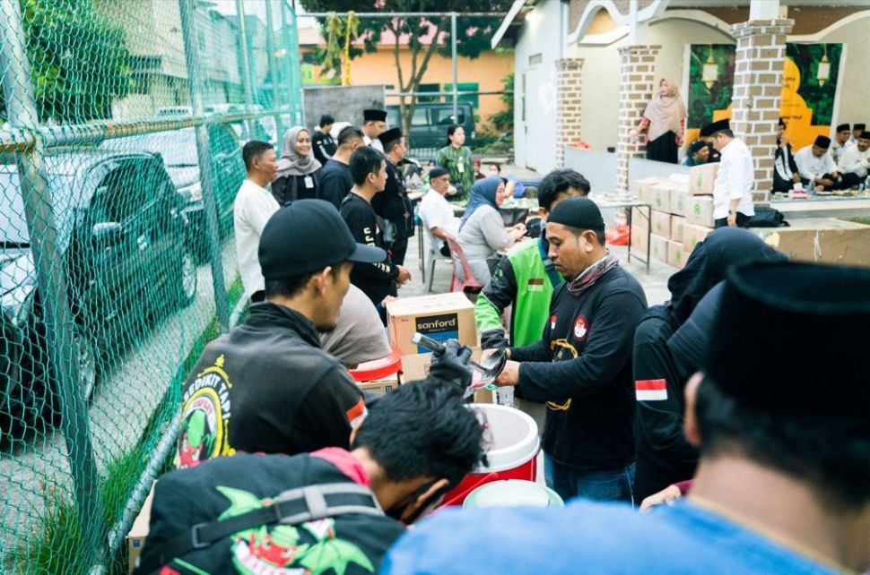 Kegiatan bakti sosial tersebut juga menjadi momentum bagi komunitas driver Gojek untuk mendekatkan diri dan membantu masyarakat di sekitar mereka. (Dok: Gojek)