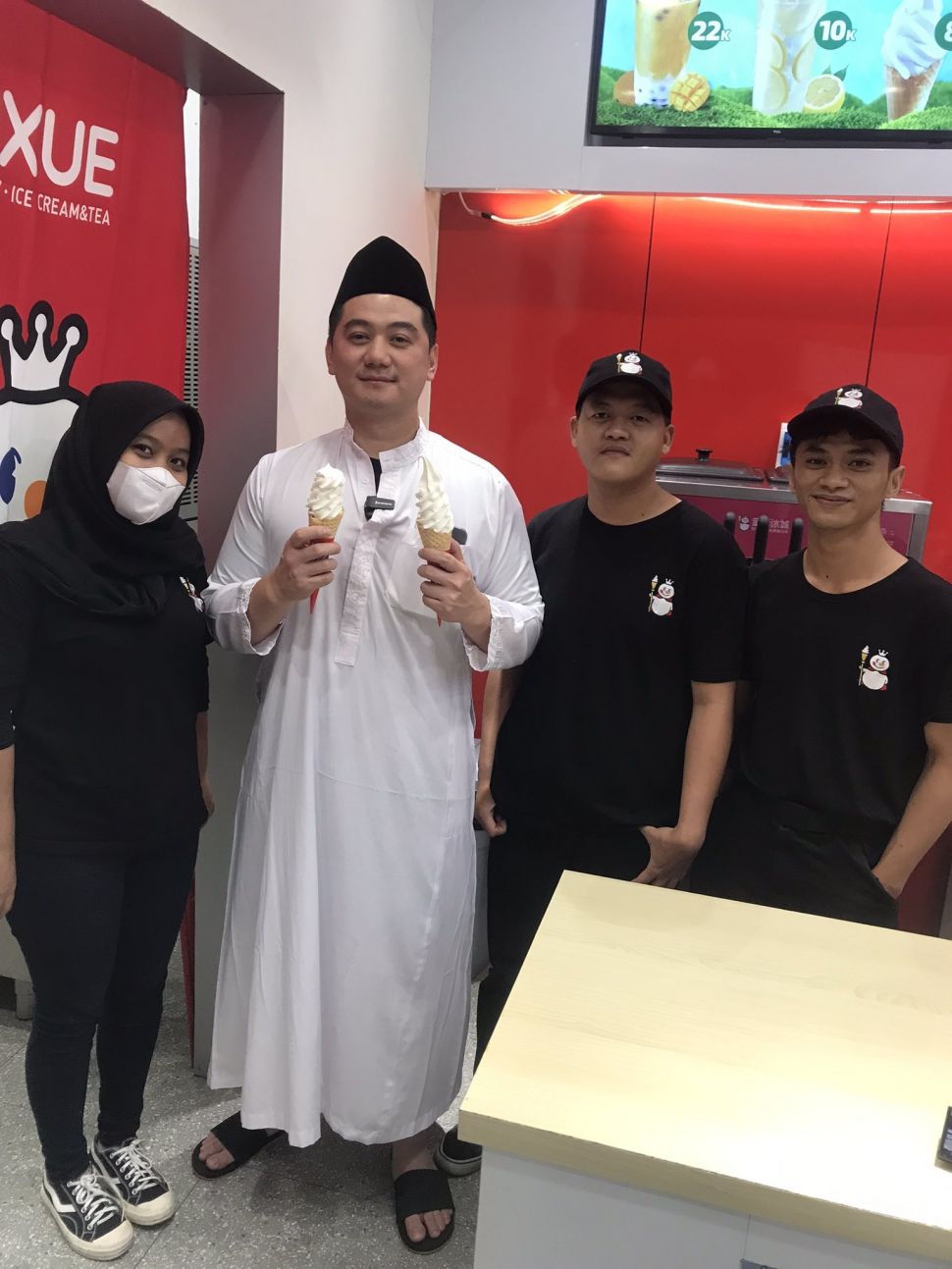 Chef Arnold Beli Mixue Pakai Gamis Panjang dan Peci (Twitter)