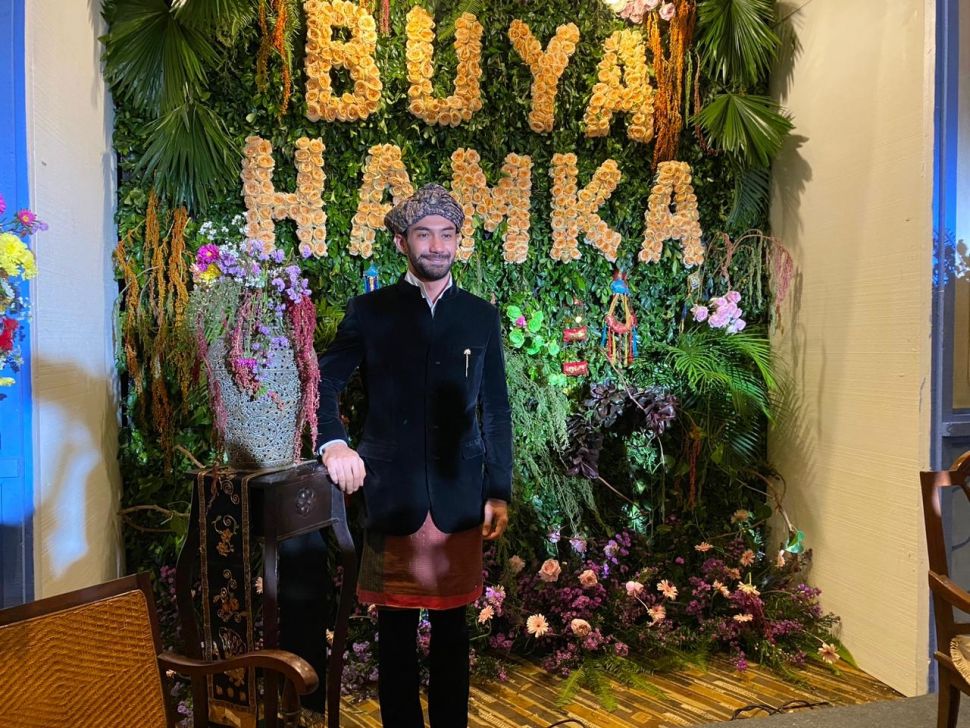 Reza Rahadian saat ditemui di Gala Premiere film Buya Hamka di XXI Epicentrum, Kuningan, Jakarta Selatan, Minggu (9/4/2023). (Suara.com/ Tiara Rosana)