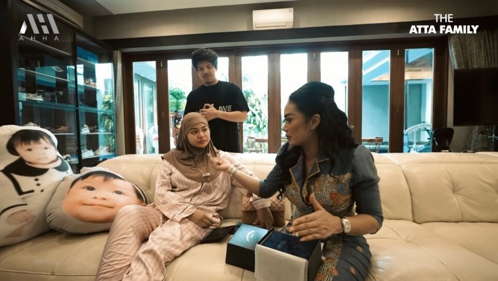 Krisdayanti atau KD Dapat Kado Jam Tangan Mewah (YouTube/AHHA)