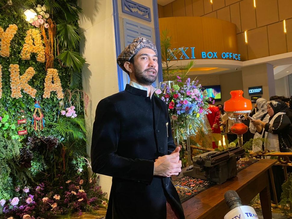 Reza Rahadian saat ditemui di Gala Premiere film Buya Hamka di XXI Epicentrum, Kuningan, Jakarta Selatan, Minggu (9/4/2023). (Suara.com/ Tiara Rosana)