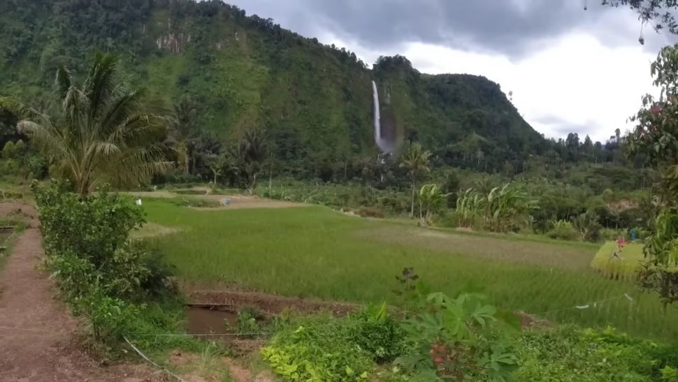 Rumah Abah Jajang yang Viral dengan Pemandangan Curug Citambur (YouTube/Hardi ArtVenture)