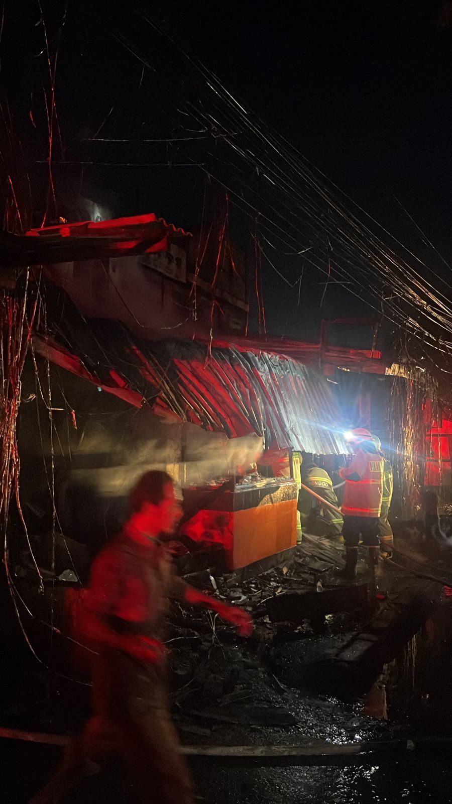 Kios ayam geprek di Jalan Dr. Saharjo, Manggarai terbakar pada Senin (10/4/2023) malam. (Foto: Dok. Damkar DKI Jakarta)