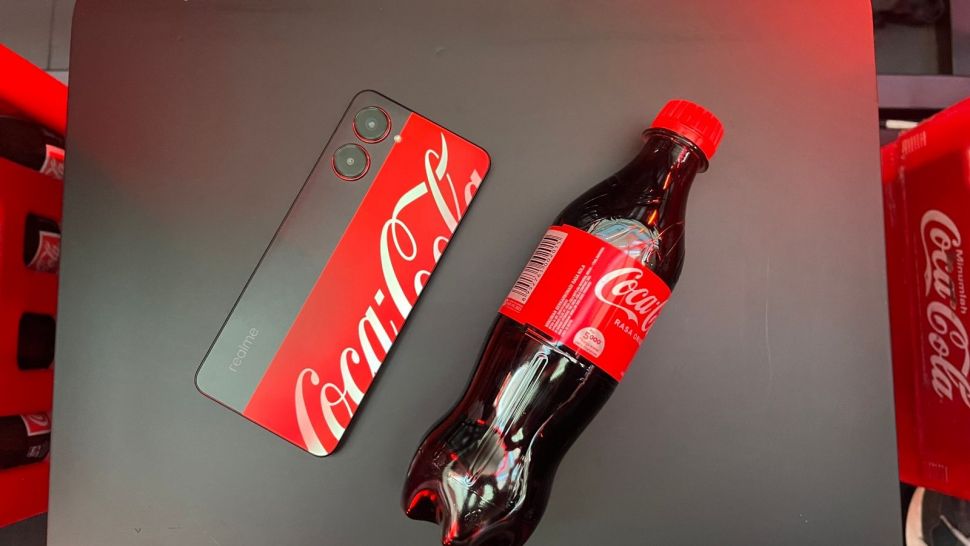 Realme 10 Pro 5G Cola Cola Edition resmi diluncurkan ke Indonesia pada Selasa (11/4/2023). [Suara.com/Dicky Prastya]