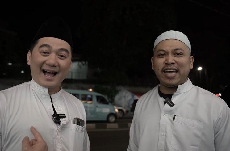 Potret Chef Arnold Pakai Gamis dan Peci (YouTube/Tretan Universe)