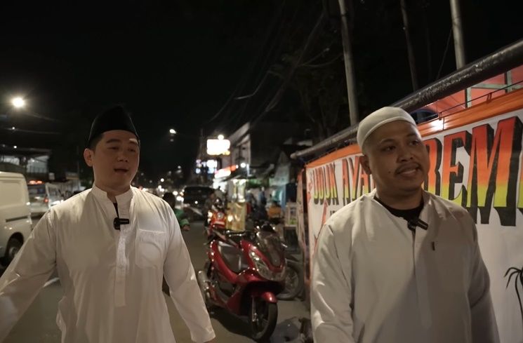 Potret Chef Arnold Pakai Gamis dan Peci (YouTube/Tretan Universe)