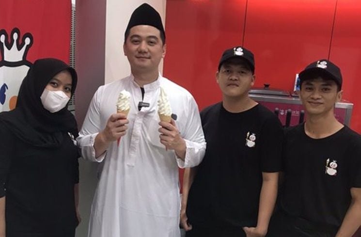 Potret Chef Arnold Pakai Gamis dan Peci (Twitter/@BigThol)