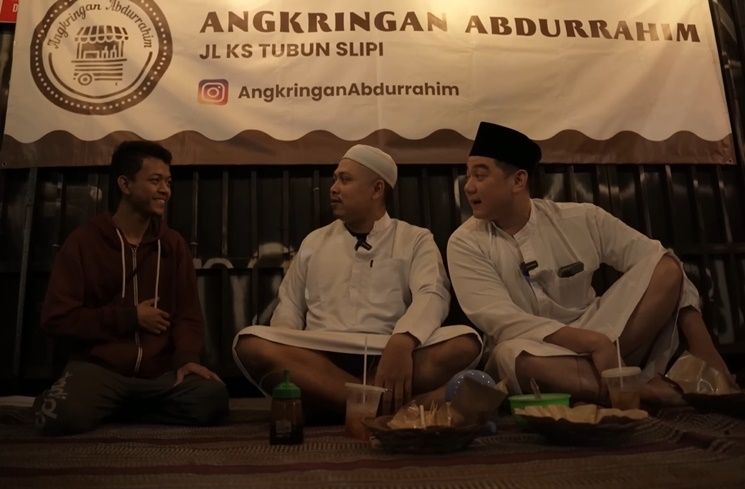 14 Potret Chef Arnold Pakai Gamis Dan Peci Demi Makan Sahur Di Angkringan Otw Login