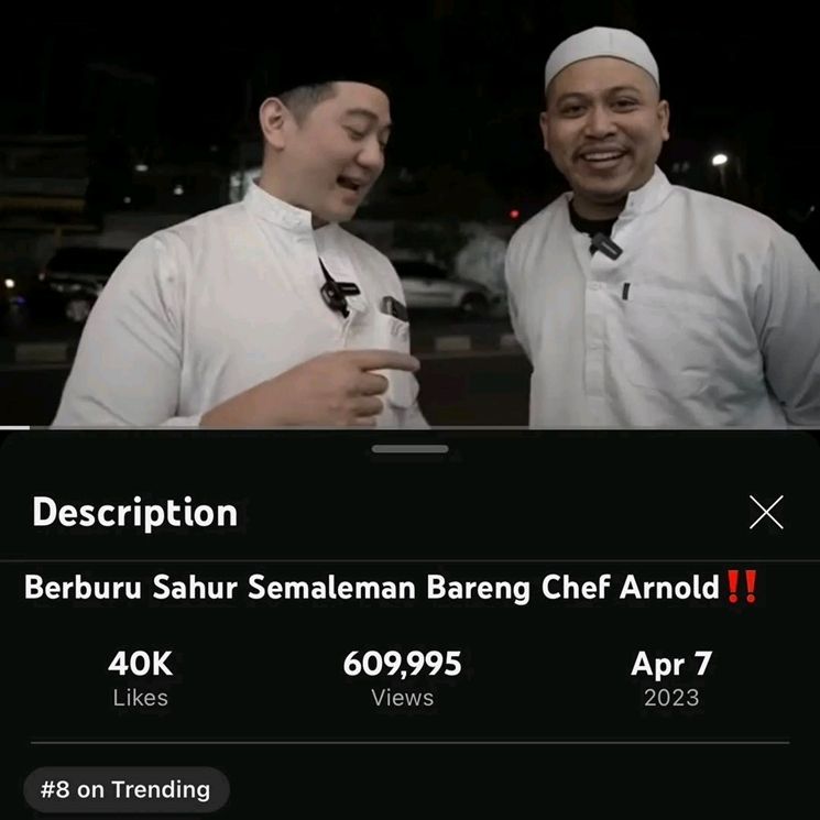 14 Potret Chef Arnold Pakai Gamis Dan Peci Demi Makan Sahur Di Angkringan Otw Login