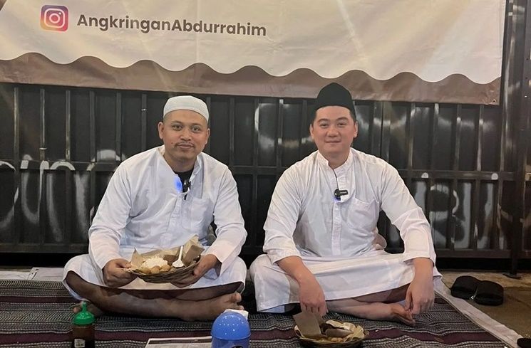 Potret Chef Arnold Pakai Gamis dan Peci (Instagram/@tretanmuslim)