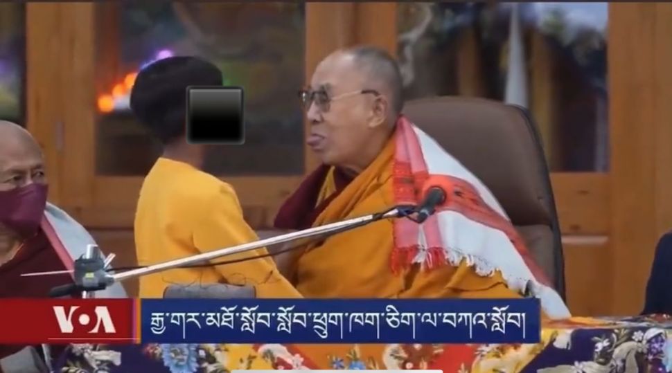 Aksi Dalai Lama Mencium Bocah Laki-laki di bawah umur (Dok. Twitter)