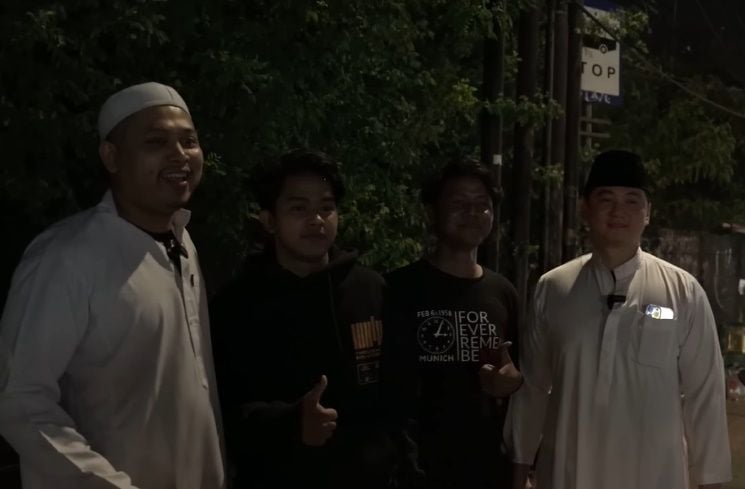 Potret Chef Arnold Pakai Gamis dan Peci (YouTube/Tretan Universe)