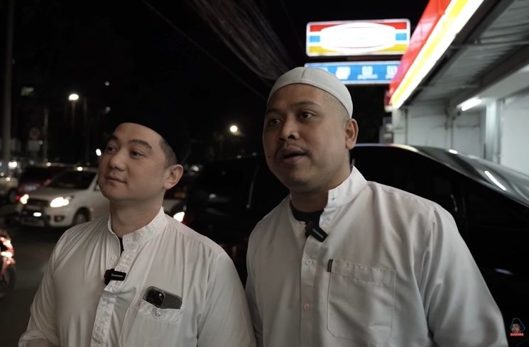 Potret Chef Arnold Pakai Gamis dan Peci (YouTube/Tretan Universe)