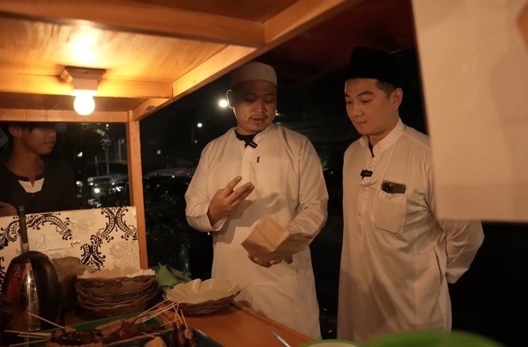 Potret Chef Arnold Pakai Gamis dan Peci (YouTube/Tretan Universe)