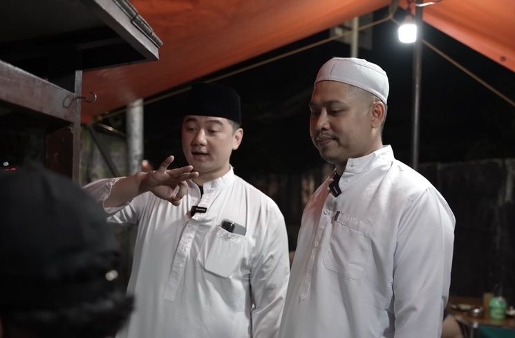 Potret Chef Arnold Pakai Gamis dan Peci (YouTube/Tretan Universe)