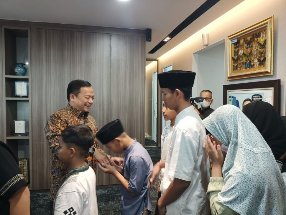 Direktur Utama PNM, Arief Mulyadi menjalin silaturahmi dengan anak-anak panti. (Dok: Suarra.com/Restu Fadilah)