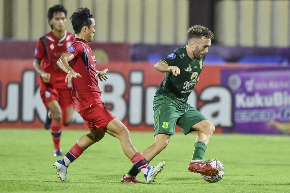 Pesepak bola Persebaya Surabaya Ze Valente (kanan) berebut bola dengan pesepak bola Arema FC Renshi Yamaguchi (tengah) dalam lanjutan Liga 1 di Stadion PTIK, Jakarta, Selasa (11/4/2023). ANTARA FOTO/M Risyal Hidayat/rwa. 